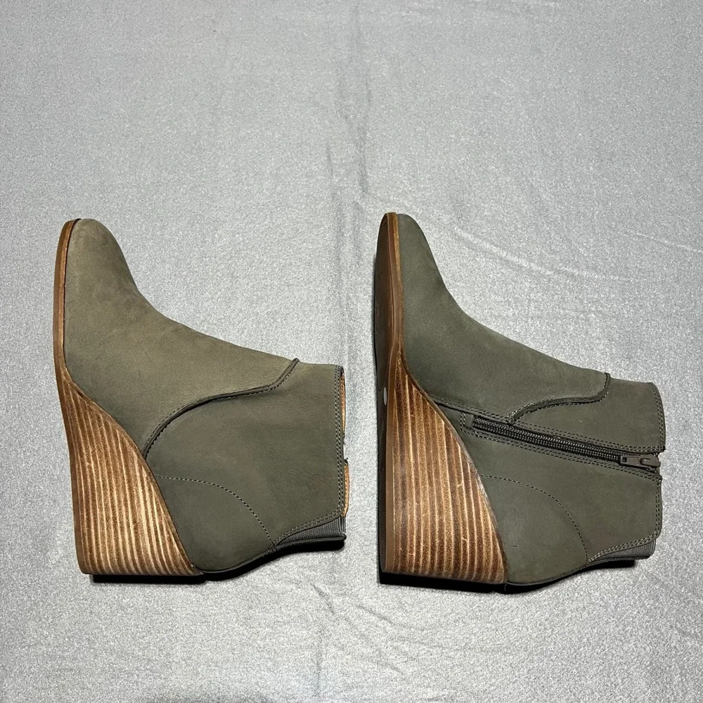 Lucky Brand Zanya Olive Leather Wedge Ankle Booties Grey Taupe Size 9.5 M